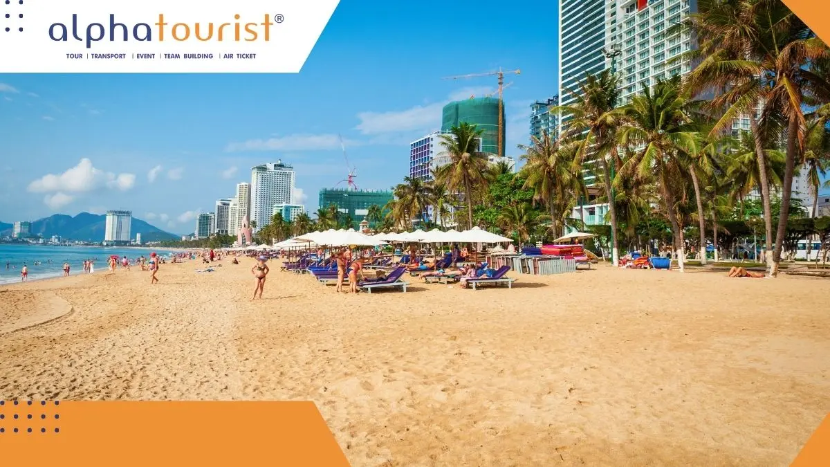 Toàn cảnh bãi biển Nha Trang vào mùa khô với bãi cát trắng, nước biển màu ngọc lam và rất đông du khách đang tắm biển, nghỉ dưỡng
