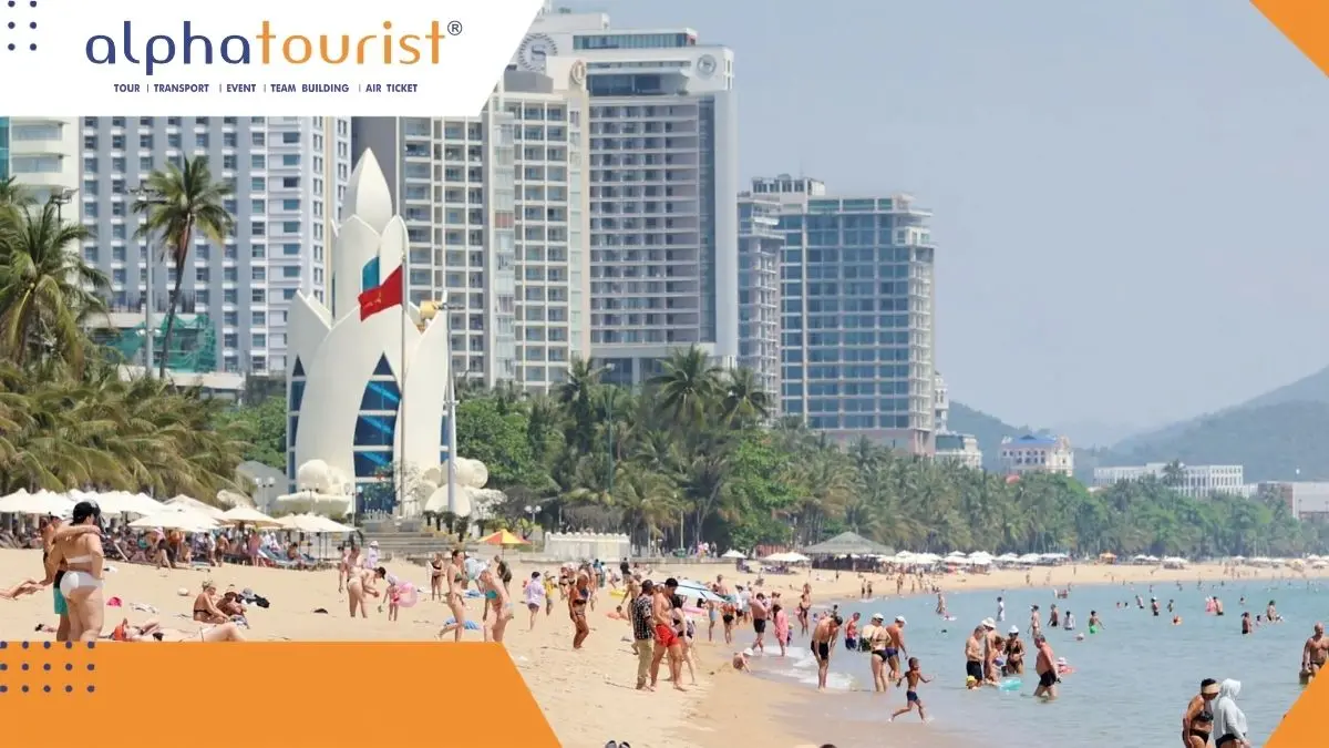 Toàn cảnh bãi biển Trần Phú Nha Trang đông đúc du khách tắm biển và thư giãn dưới những chiếc ô đầy màu sắc trong một ngày lễ nắng đẹp