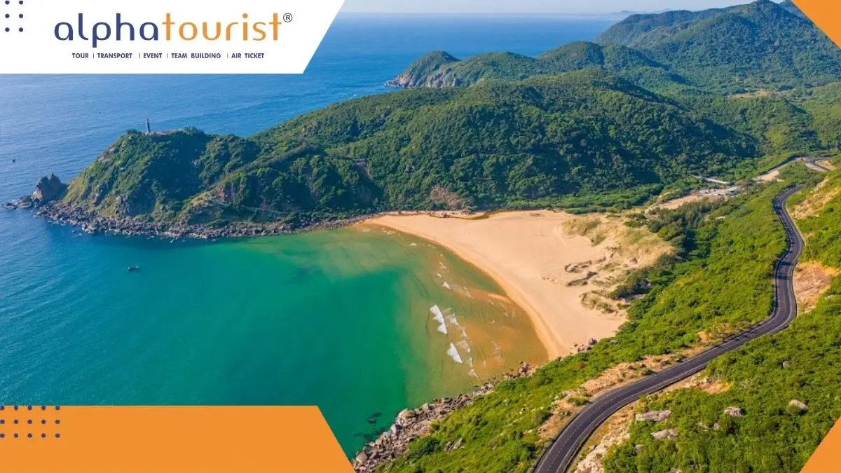 Toàn cảnh cung đường ven biển uốn lượn từ Nha Trang đi Phú Yên, một bên là biển xanh ngắt, một bên là đồi núi trập trùng dưới trời nắng đẹp