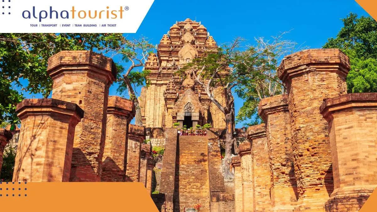 Quần thể Tháp Bà Ponagar cổ kính bằng gạch nung đỏ nổi bật trên nền trời xanh vào buổi sáng sớm, không gian yên tĩnh và tôn nghiêm