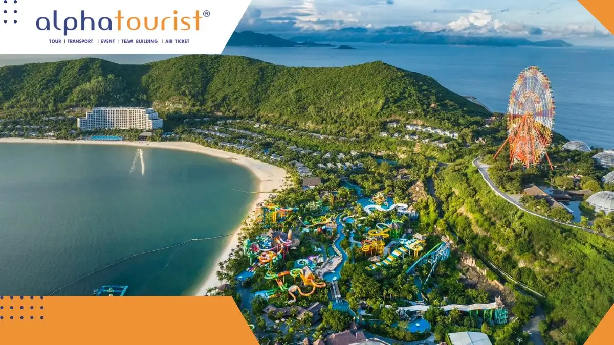 Infographic tóm tắt các khu vực chính tại VinWonders Nha Trang, bao gồm khu trò chơi mạo hiểm, công viên nước, vườn thực vật và show diễn Tata