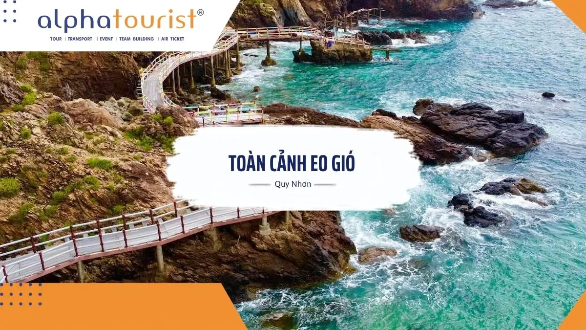 Một nhóm bạn trẻ đang chụp ảnh selfie trên con đường đi bộ ven biển tại Eo Gió, phía sau là biển xanh và vách đá