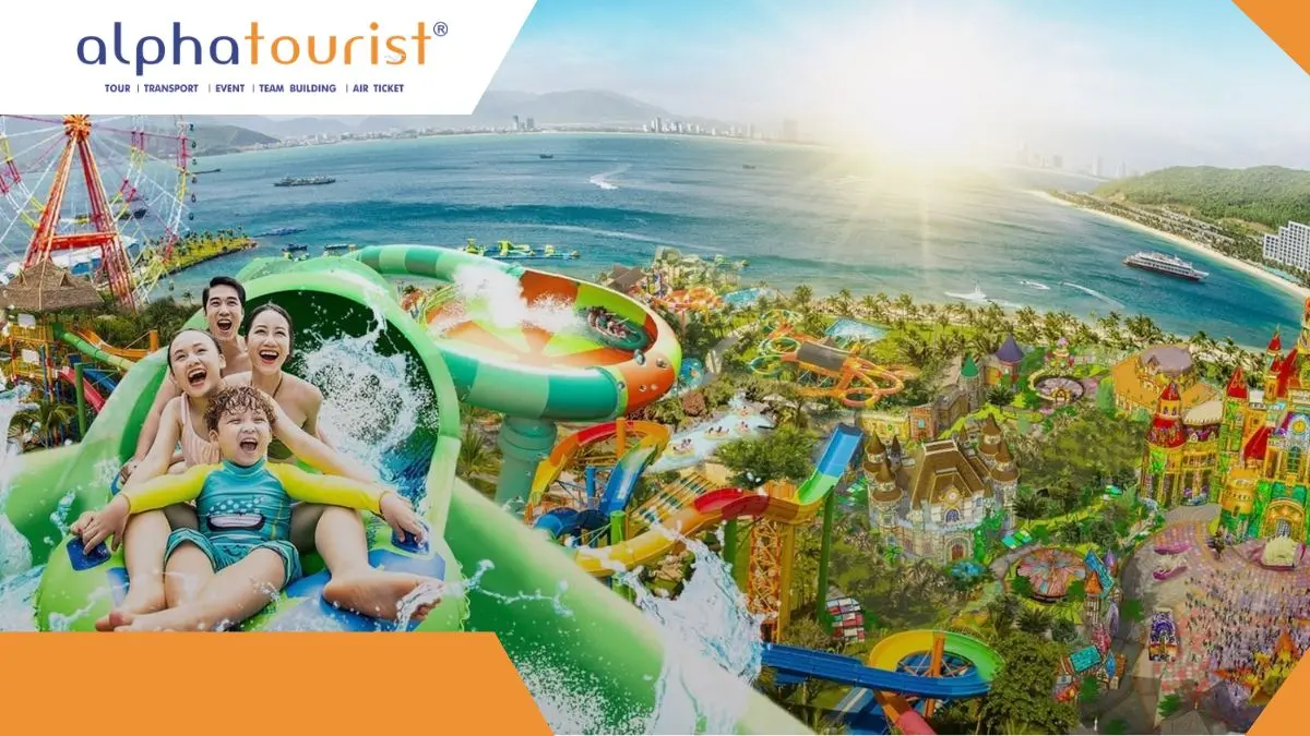 Một gia đình Việt Nam gồm bố, mẹ và con trai đang vui đùa tại công viên nước ở VinWonders Nha Trang với những đường trượt đầy màu sắc phía sau