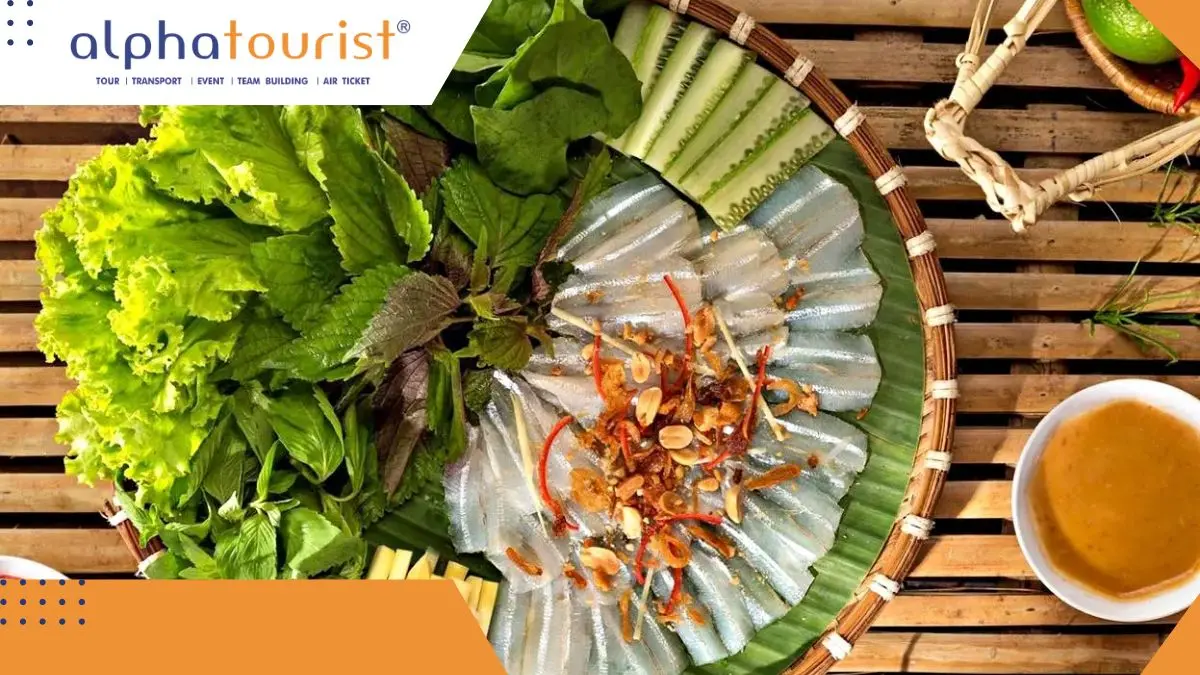Một đĩa gỏi cá mai được trình bày đẹp mắt, những miếng phi lê cá trong suốt trộn lẫn với hành tây thái mỏng, đậu phộng rang và rau thơm