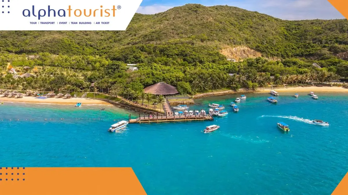 Hình ảnh đảo Hòn Tằm Nha Trang với bãi biển cát trắng, nước biển trong xanh, khu nghỉ dưỡng cao cấp và khu tắm bùn khoáng nổi tiếng
