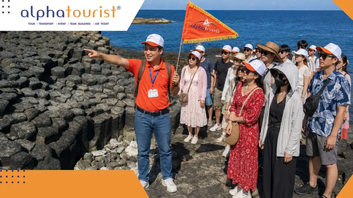 Một hướng dẫn viên du lịch của Alpha Tourist đang thuyết minh cho đoàn khách tại Gành Đá Đĩa, Phú Yên