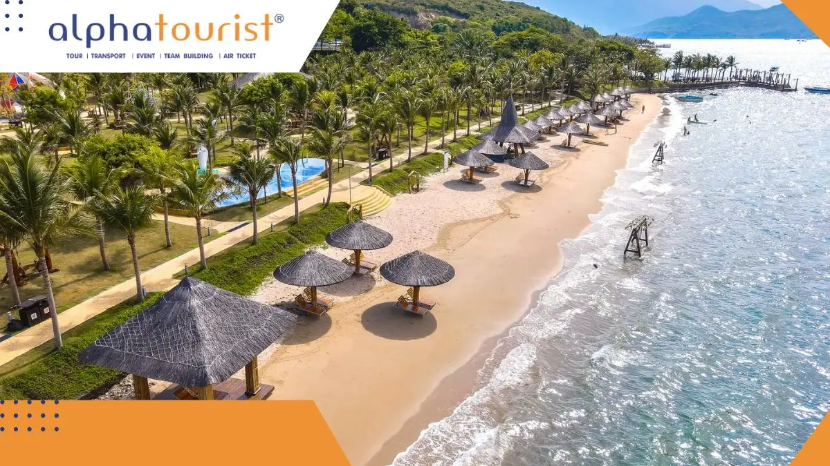 Khu resort Hòn Tằm với hồ bơi vô cực nhìn ra bãi biển cát trắng và biển xanh, xung quanh là những hàng dừa xanh mát