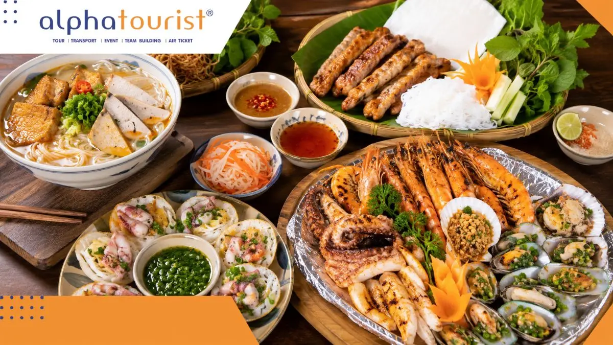 Một mâm các món đặc sản Nha Trang được bày biện đẹp mắt trên bàn gỗ, bao gồm bún chả cá, nem nướng, bánh căn mực và hải sản nướng