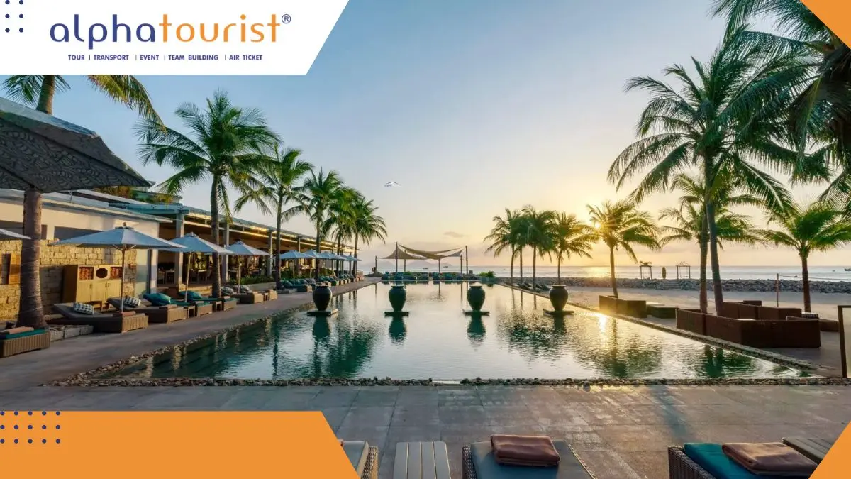 Hồ bơi vô cực của một resort cao cấp ở Phú Yên hướng thẳng ra biển xanh vào buổi sáng sớm, mặt trời đang lên tạo nên khung cảnh tuyệt đẹp