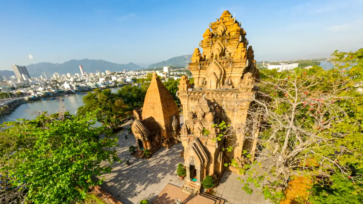 Quần thể Tháp Bà Ponagar với những ngọn tháp gạch nung màu cam đỏ cổ kính dưới bầu trời xanh trong, không có người