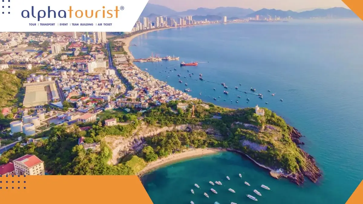 Toàn cảnh bãi biển Nha Trang với bờ cát trắng mịn, nước biển màu ngọc lam trong vắt và bầu trời xanh không một gợn mây vào tháng 8