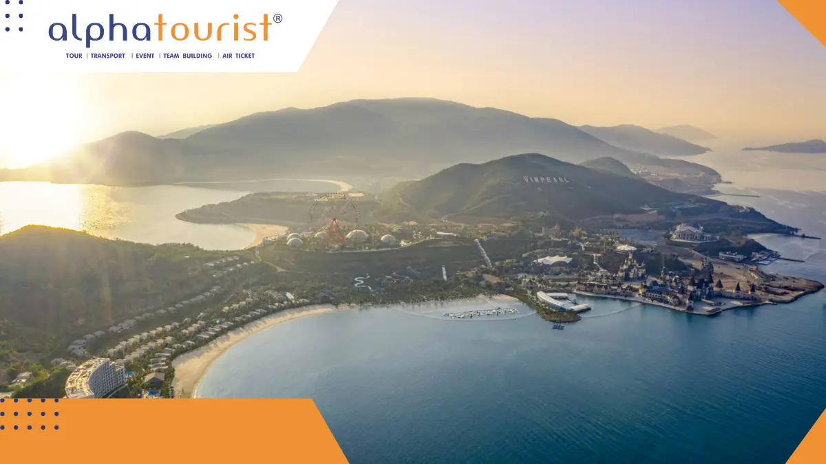 Toàn cảnh Vịnh Nha Trang từ trên cao với làn nước biển trong xanh, các hòn đảo lớn nhỏ, thuyền du lịch và một phần thành phố Nha Trang phía xa
