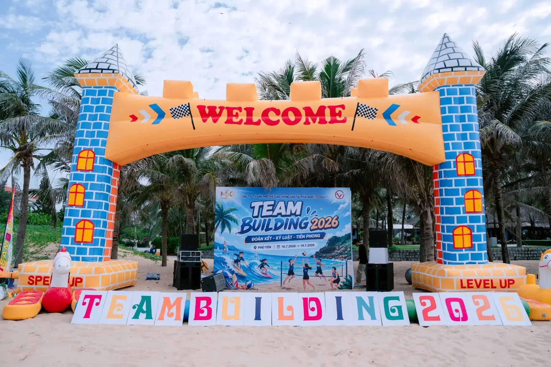 Cổng Team Building Phú Yên được trang trí theo chủ đề chương trình, tạo điểm check-in nổi bật cho các thành viên