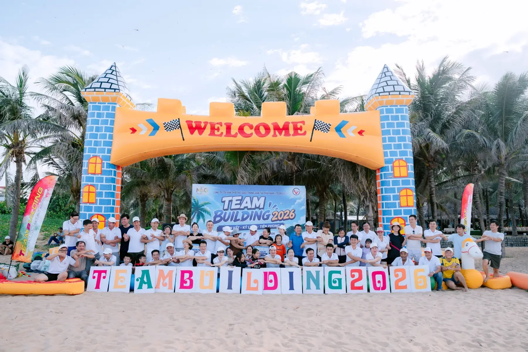 Khoảnh khắc tập thể doanh nghiệp check-in cùng cổng Team Building, lưu giữ kỷ niệm tại Phú Yên