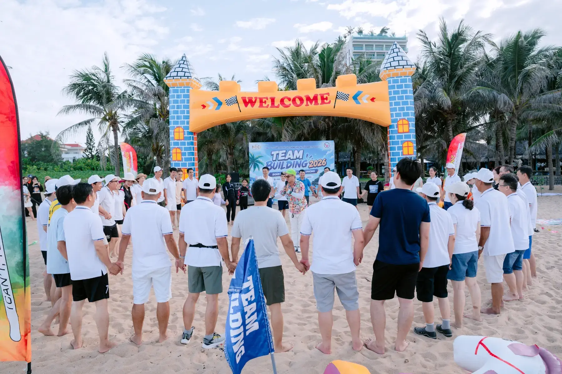 Nhân viên doanh nghiệp cùng tham gia Team Building Phú Yên, nắm tay tạo vòng tròn thể hiện tinh thần gắn kết