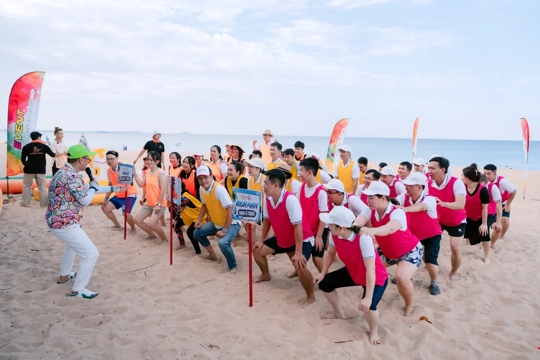 Không khí sôi động trong hoạt động Team Building trên bãi biển Phú Yên