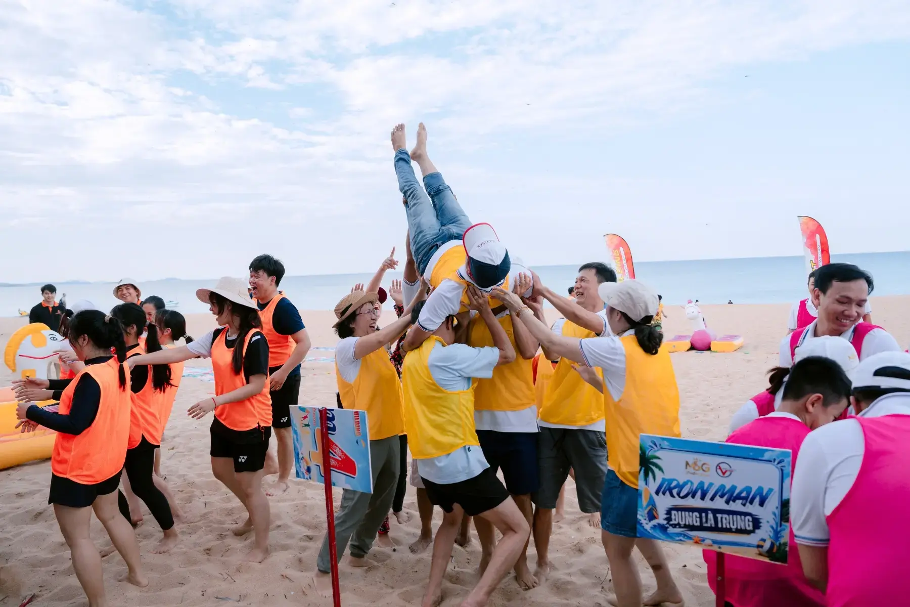 Team Building Phú Yên với các thành viên cùng tham gia trò chơi tập thể trên bãi biển