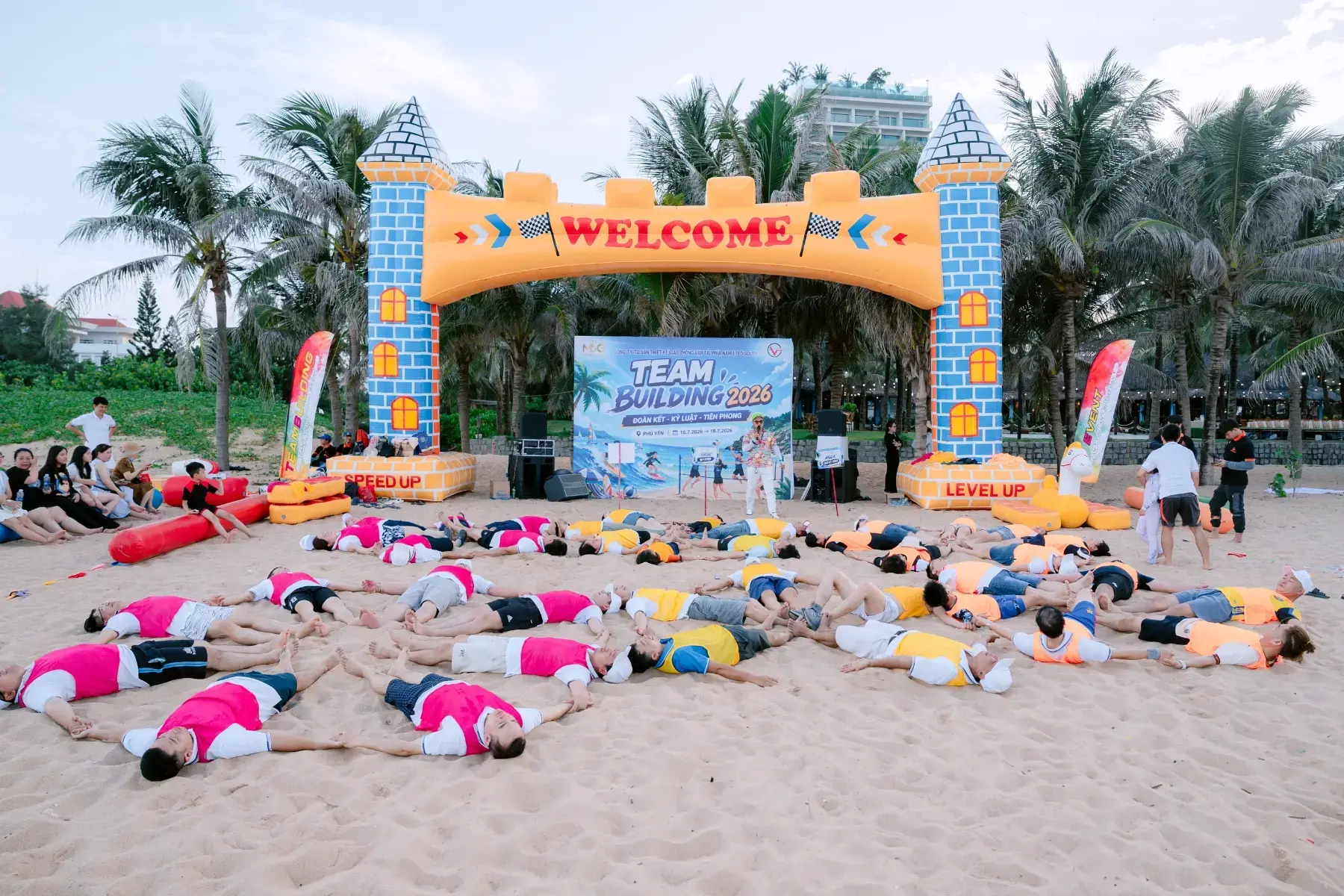 Team Building Phú Yên với hoạt động tập thể sôi nổi tại bãi biển và cổng chào sự kiện