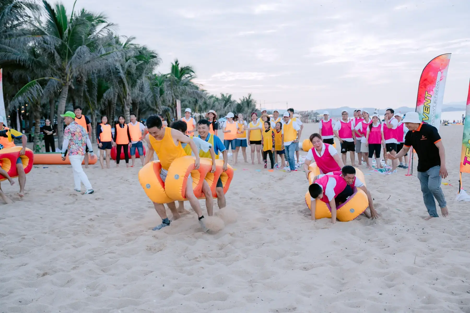 Hoạt động Team Building Phú Yên sôi nổi với các đội chơi phối hợp vượt qua thử thách