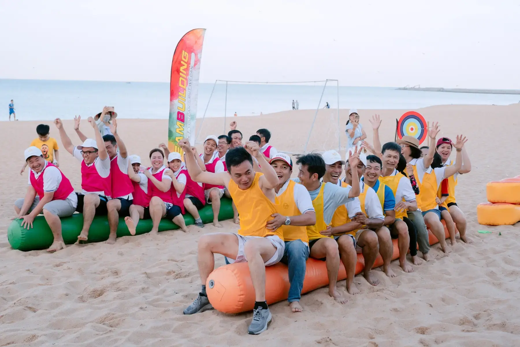 Các thành viên cùng vượt qua thử thách trong chương trình Team Building tại bãi biển Phú Yên