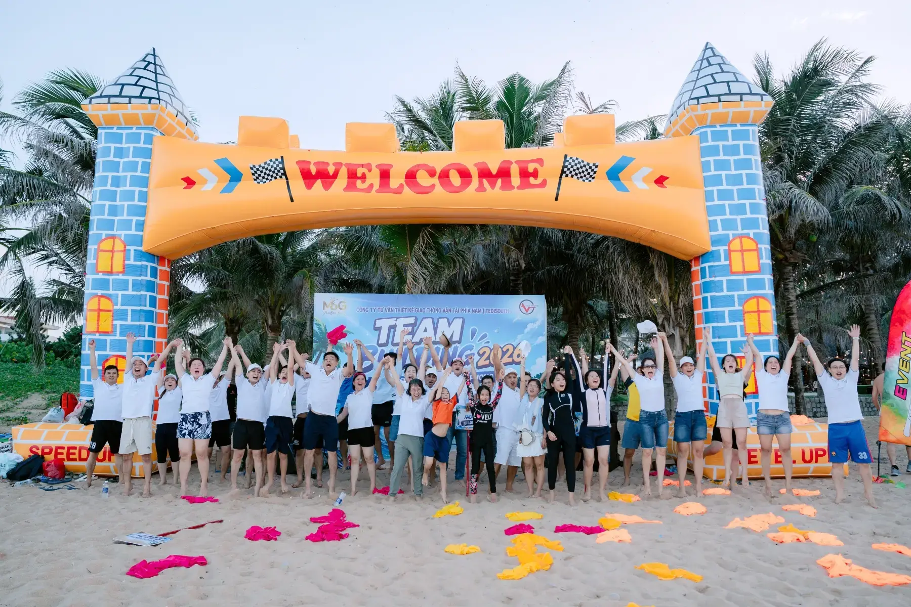 Tập thể nhân viên cùng chụp ảnh check-in tại cổng chương trình Team Building ở Phú Yên