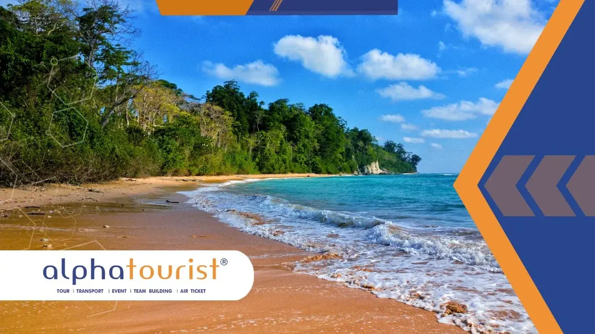 Toàn cảnh Bãi Tranh với làn nước trong xanh tại vịnh Nha Trang